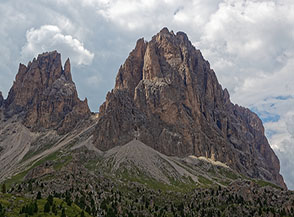 Punta Cinque Dita e Spallone del Sassolungo visti da Passo Sella.