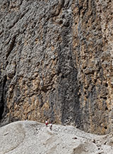 Scorcio sulla parete che sovrasta il Rifugio Demetz alla Forcella del Sassolungo.
