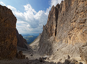 Affaccio sul Vallone del Sassolungo racchiuso tra i monti del Sassolungo e del Sassopiatto.