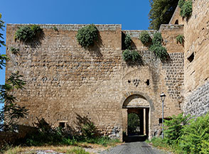 Scorcio sulle mura di Fortezza Albornoz sotto Porta Rocca.