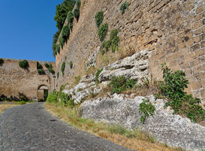 L&rsquo;antica strada lastricata che costeggia le mura di Fortezza Albornoz (Via delle Piagge).