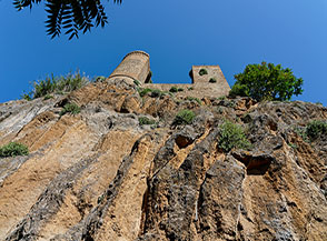 Scorcio della colorata rupe sotto Porta Rocca o Soliana.