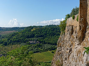 Vista sull&rsquo;Abbazia dei Santi Severo e Martirio, conosciuta come la Badia ed oggi divenuta un albergo.
