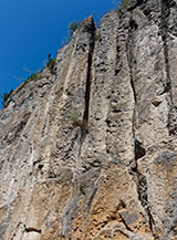 Scorcio della Rupe di Orvieto sul fianco meridionale, al centro si nota il condotto di un pozzo artificiale venuto alla luce a seguito di crolli della parete.
