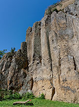Scorcio sui possenti bastioni naturali della Rupe di Orvieto (fianco meridionale).