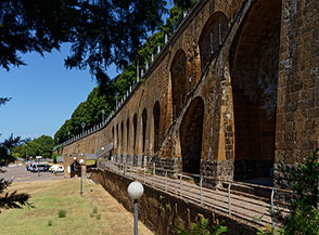 Resti dell&rsquo;aquedotto medievale nei pressi del parcheggio di Campo della Fiera.