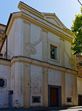 La Chiesa della Madonna del Velo, addossata alle mura nei pressi di Porta Maggiore, sul fianco occidentale della rupe.