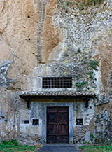 L&rsquo;entrata della Chiesa del Crocifisso del Tufo, interamente scavata all&rsquo;interno della Rupe di Orvieto.