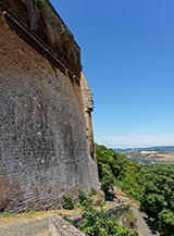 Le possenti mura della Fortezza di Albornoz assecondano il profilo della Rupe di Orvieto fondendosi con essa.