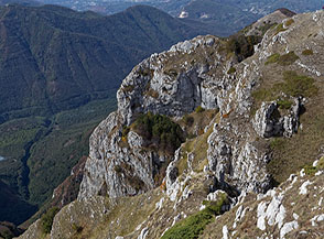 Vista sulla costola rocciosa del Carpino alla testata del Vallone Matrunolo.