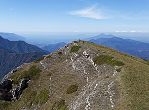 Il panoramicissimo colle prativo che si pu&ograve; indicare come Anticima Ovest del Terminio.