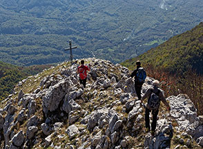 Verso la grande croce di ferro posta lungo la Cresta Sud del Monte Terminio.