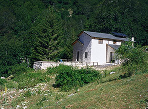Il Rifugio A.Simoncelli a met&agrave; circa del Vallone, che da qui in poi prende il nome di Vallone Carbonara.