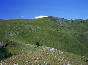 Scorcio sui Prati di Iorio, dalla cresta fa capolino il tetto del Rifugio di Iorio.