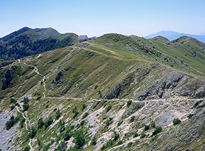 Magnifico panorama: dalla cima di Balzo dei Tre Confini verso la Camosciara e la catena Petroso-Meta.