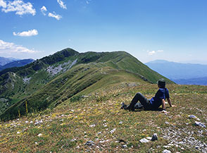 Dalla cima di Picco la Rocca, uno sguardo sul proseguimento della cresta verso Monte la Rocca.
