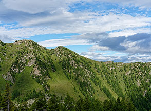 La cresta del Gran Plan sul fianco del Vallon de Combo&eacute;.