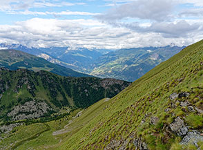 Sui vasti pendii del Versante Ovest della Becca di Nona sopra Combo&eacute; dessus.