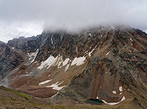 La Parete Nord del Mont Emilius seminascosta dalle nuvole, ed alla sua base le lingue residue del Glacier d&rsquo;Arpisson.