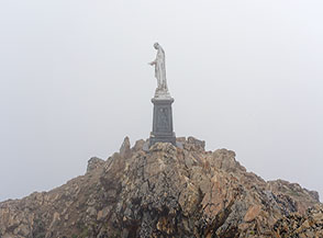 La grande statua della Madonna in vetta alla Becca di Nona.
