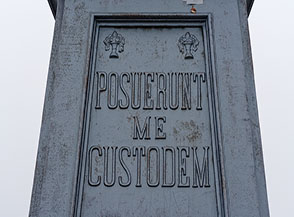 &ldquo;Posuerunt me custodem&ldquo; (piedistallo della statua della Madonna in cima alla Becca di Nona).