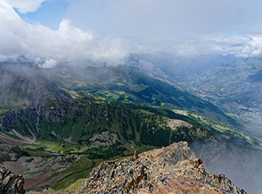 Affaccio sul Vallon de Combo&eacute; dalla cima della Becca di Nona.