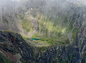 Il Lago ed il Rifugio di Arbolle, apparizione fugace tra le nubi.