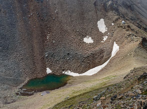 Il piccolo laghetto di Col Carrel (sulla dx).