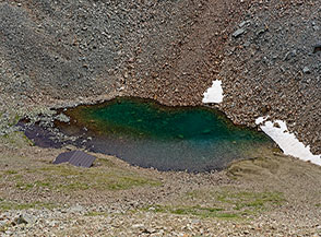 Il laghetto cristallino di Col Carrel accanto al quale si trova la baita Tchachaou de Tsarvenson.