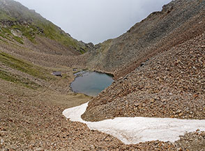 Dal Col Carrel vista sul sottostante laghetto dove passa il sentiero per Col Peccoz.