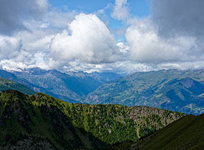 Panorama sulla Valle d&rsquo;Aosta oltre la cresta del Gran Plan.