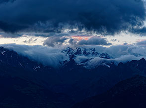 Il Grand Combin emerge tra le nuvole all&rsquo;orizzonte.