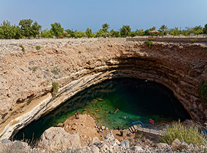 Affaccio sul Bimmah Sinkhole nell&rsquo;Hawiyat Naim Park: si tratta di una grande dolina di crollo con un cristallino lago sul fondo.