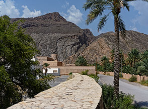 Vista sui rilievi della Montagna Verde che alimenta uno dei falaj pi&ugrave; antichi dell&rsquo;Oman, quello Al-Khatmeen, risalente a 2000 anni fa.
