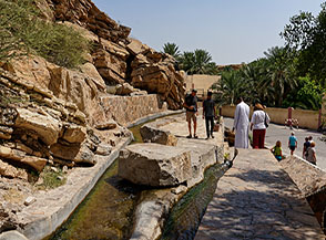 Il canale madre del Falaj Al-Khatmeen.