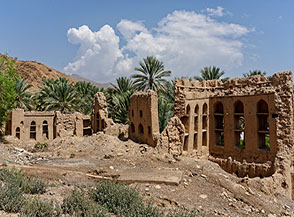 L&rsquo;antico villaggio di Birkat al Mawz ormai in avanzata rovina.
