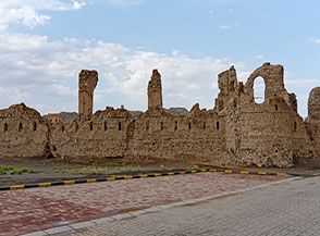 Le rovine dell&rsquo;antico villaggio di Harat Al Bilad, il sito costruito in adobe (una miscela di fango impastato) si sta lentamente ma inesorabilmente &ldquo;sciogliendo&ldquo;.