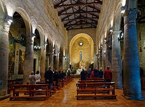 Navata centrale della Basilica di Santa Cristina a Bolsena.