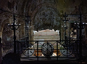 Entrata alla Grotta o Cripta di Santa Cristina (Basilica di Santa Cristina a Bolsena).
