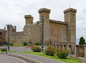 Rocca Monaldeschi della Cervara situata nella parte pi&ugrave; elevata del borgo antico di Bolsena.