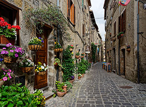 &ldquo;Vicolo in fiore&ldquo; (Rione Castello a Bolsena).