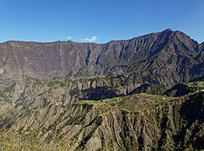 Vista sulla grande muraglia del Cirque de Cilaos con le Grand B&eacute;nare sulla dx.