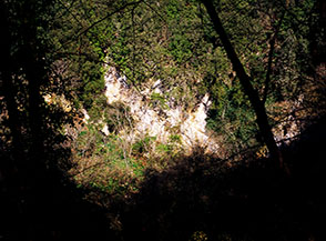 Scorcio sulla grande voragine carsica chiamata Buca di San Francesco nella Macchia di Gattaceca.