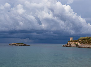 L&rsquo;isolotto antistante la Spiaggia della Calanca, con la vicina Torre dell&rsquo;Isola o delle Viole.