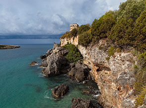 Scorcio della scogliera su cui poggia la Torre delle Viole.