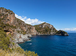Vista su Cala Fortuna e la sua selvaggia scogliera.