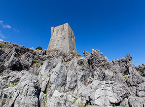 Torre Zancale, restaurata, torna a sfidare il vento.