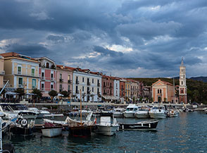Volge la sera al porticciolo di Scario.