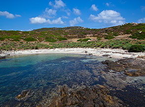 Cala Giordano e la verde macchia che la circonda.