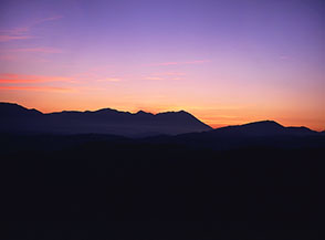 &ldquo;Prima dell&rsquo;alba&rdquo; (il profilo del Velino, ripreso dal paese di Marcetelli, si delinea all&rsquo;orizzonte con la prima luce del giorno).